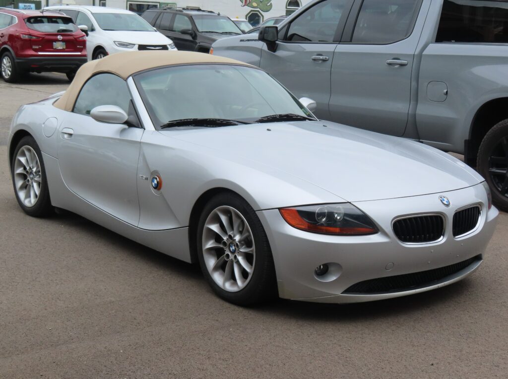 Silberner BMW Z4 2.5i mit geschlossenem Verdeck von vorn rechts