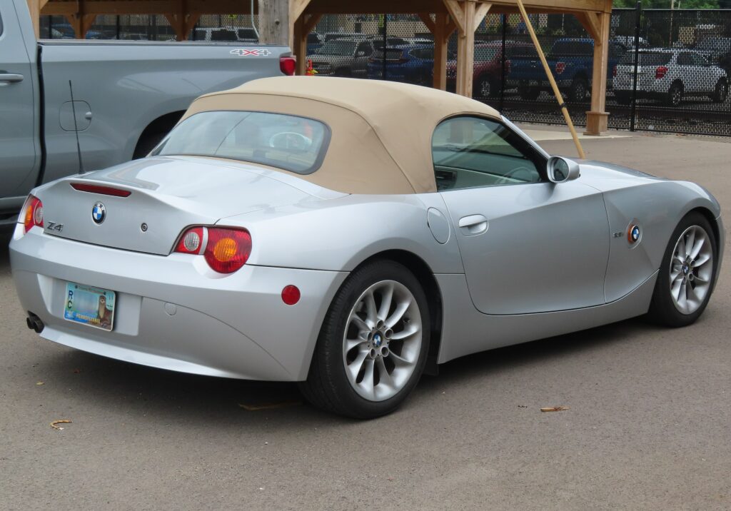 Silberner BMW Z4 2.5i von hinten rechts