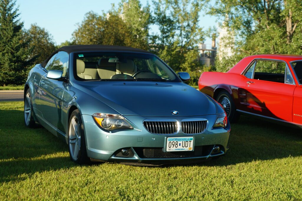 Hellblaues BMW 645Ci Cabriolet von vorn