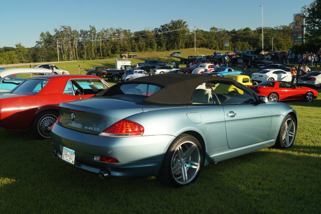 BMW 645Ci Cabriolet mit geschlossenem Verdeck von hinten