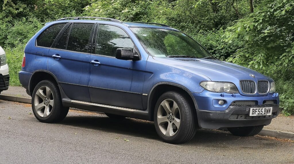 Blauer BMW X5 3.0d von vorn rechts