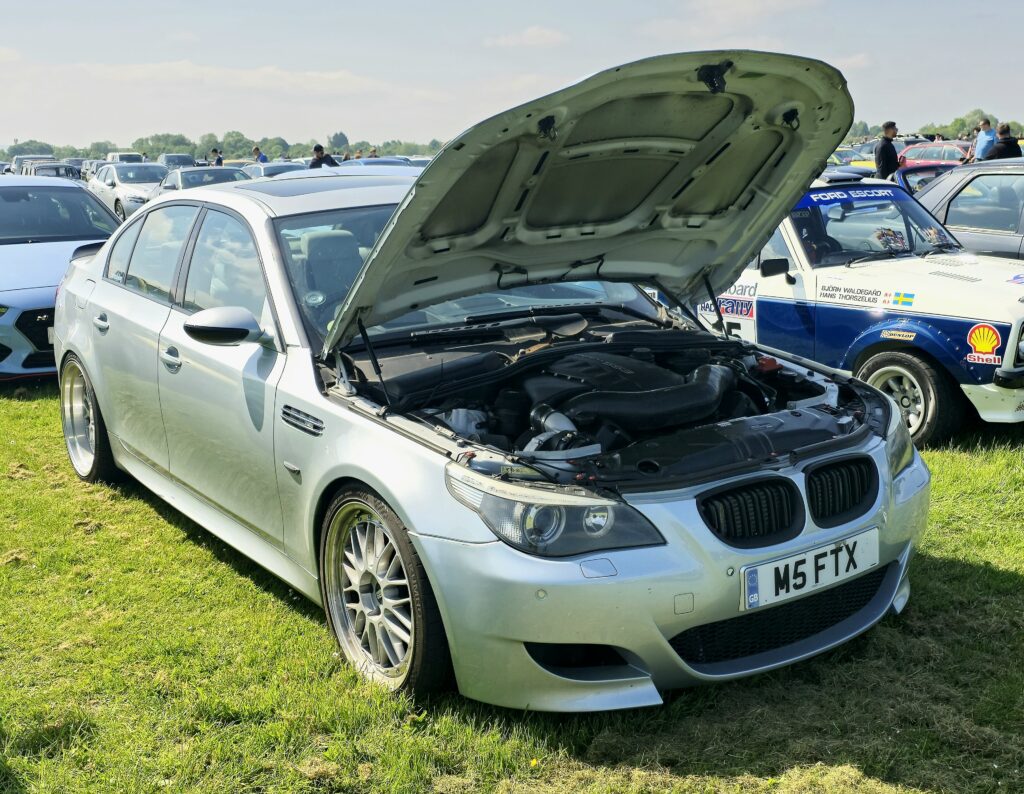 Motorraum eines BMW M5 E60 mit V10-Motor
