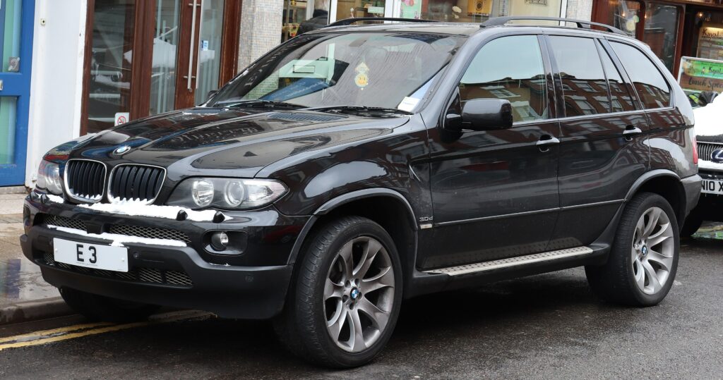 Schwarzer BMW X5 E53 nach der Modellpflege von vorn links