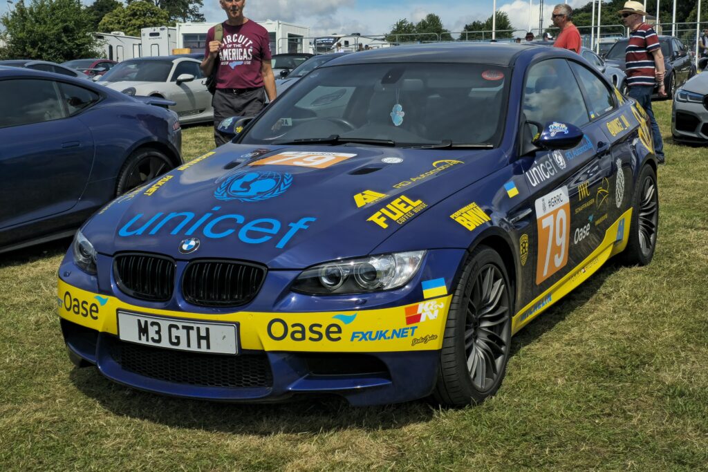 BMW 3er Rennwagen der Baureihe E90 auf der Rennstrecke