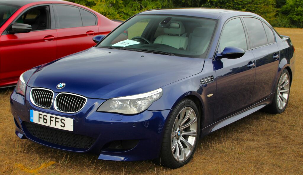 Blauer BMW M5 der Baureihe E60 von vorn