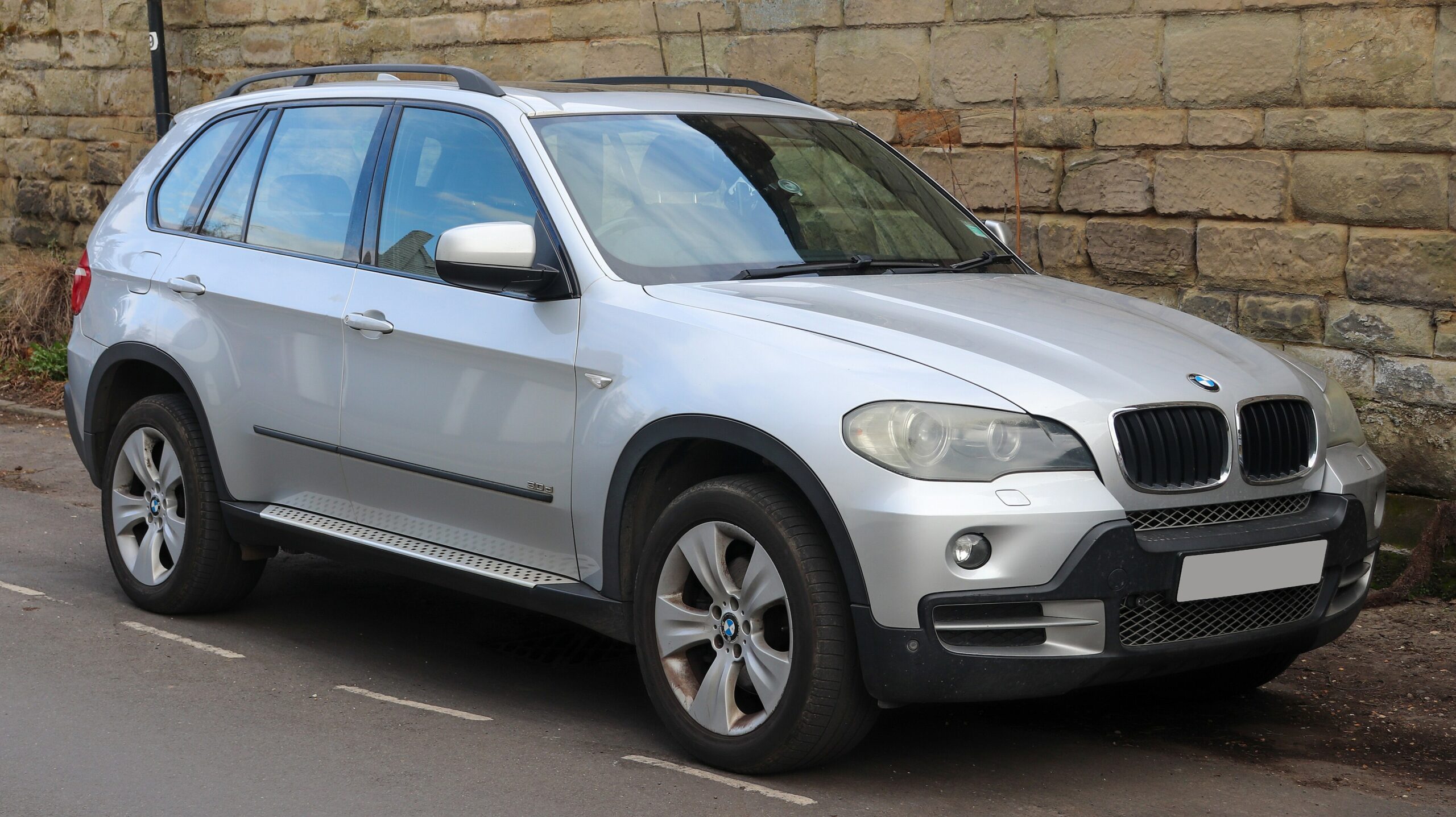 Silberner BMW X5 der Baureihe E70 von vorn rechts