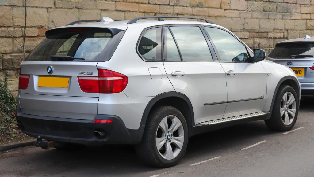 Silberner BMW X5 E70 von hinten rechts