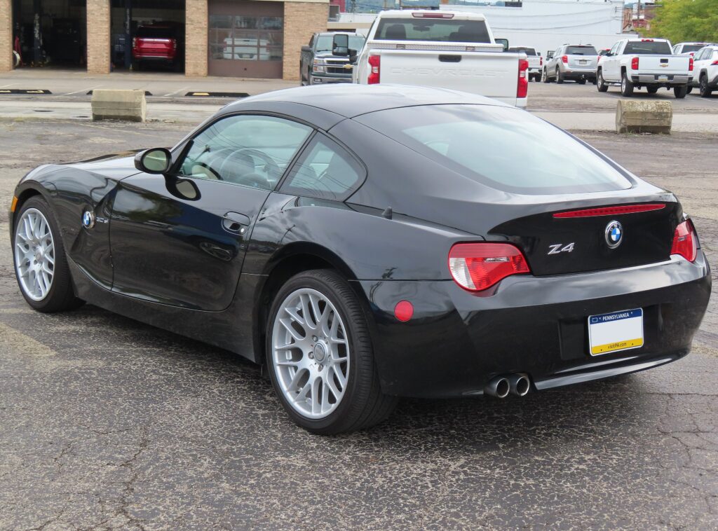 Schwarzes BMW Z4 Coupé von hinten links