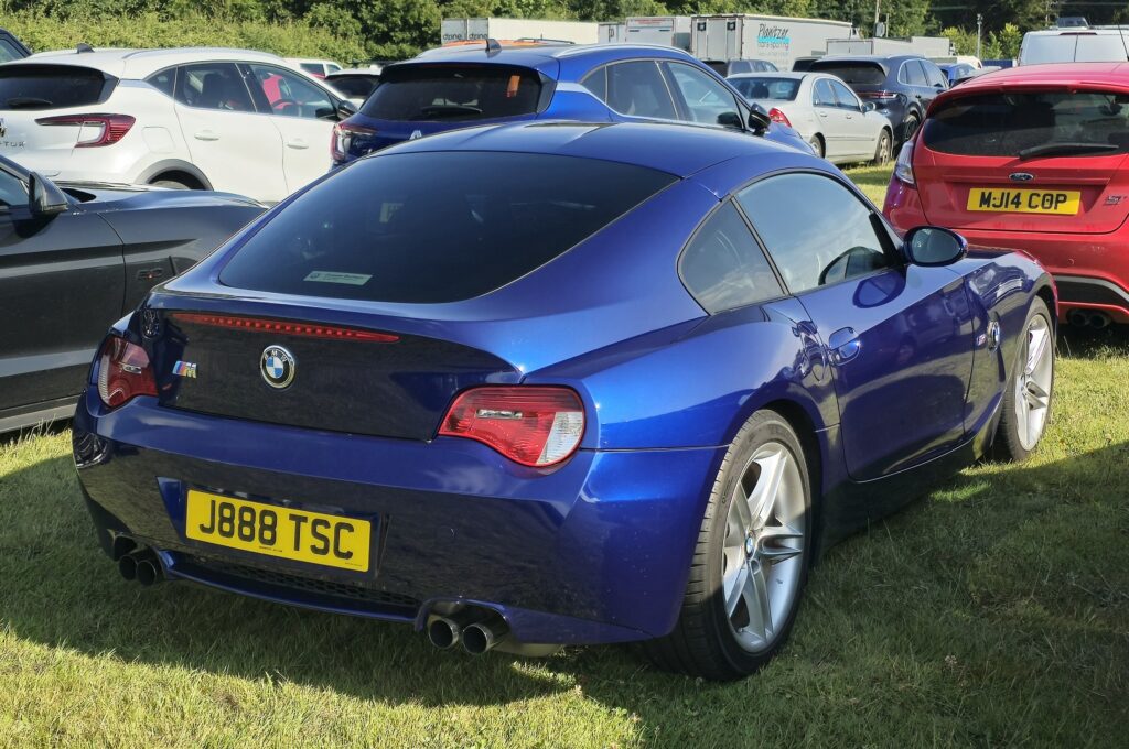 Blaues BMW Z4 M Coupé von hinten