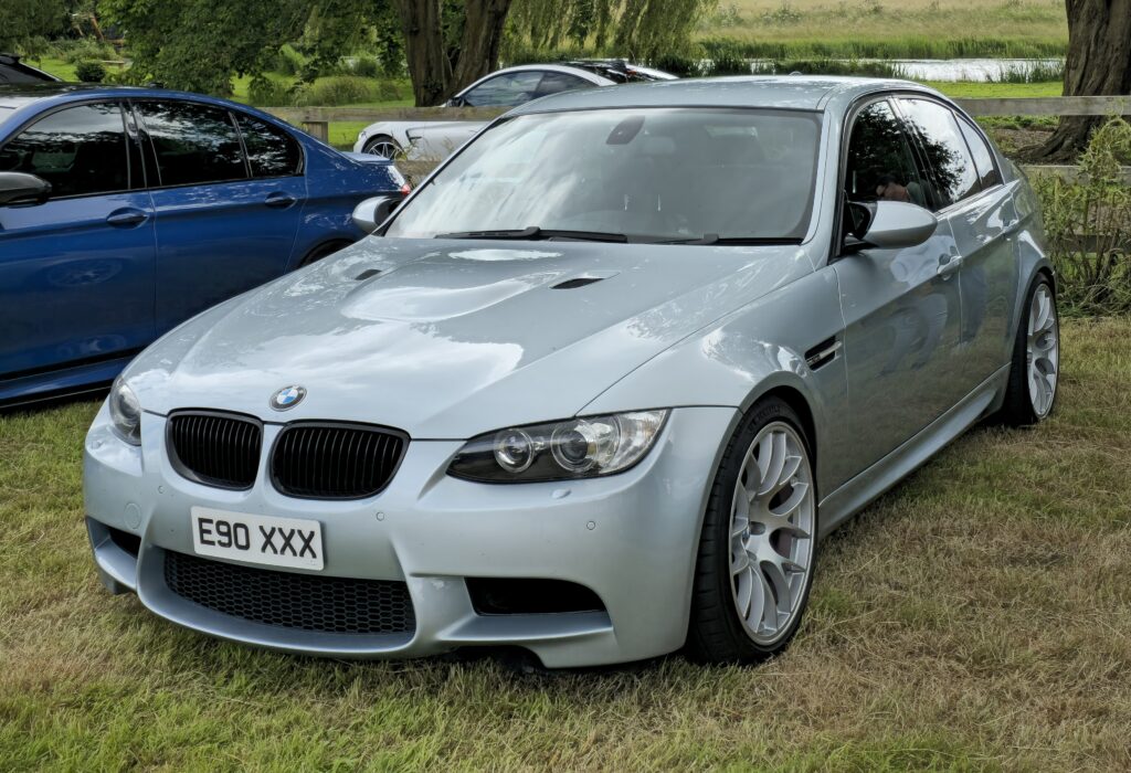 Silberne BMW M3 Limousine der Baureihe E90 von vorn