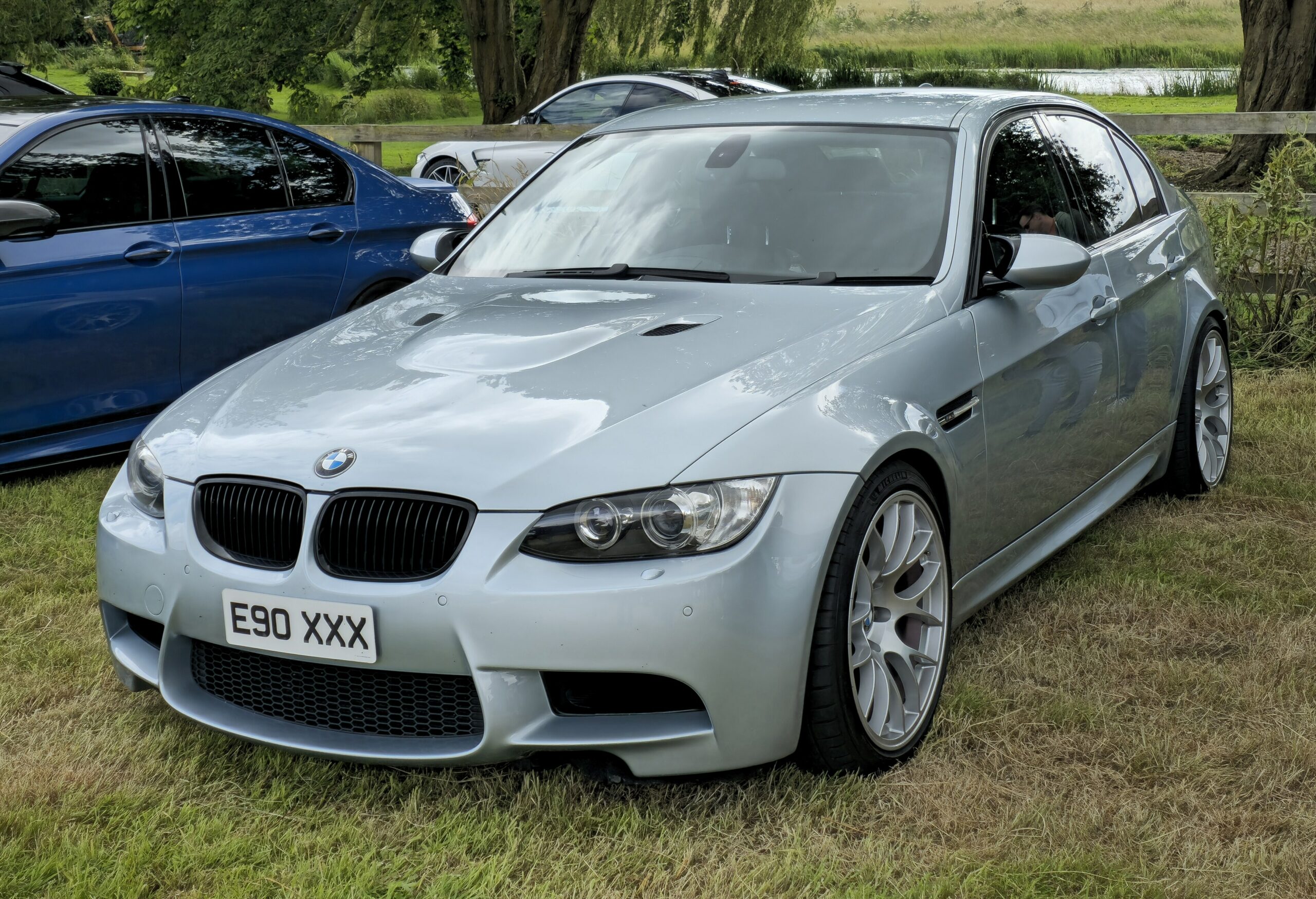 Silberne BMW M3 Limousine der Baureihe E90 von vorn