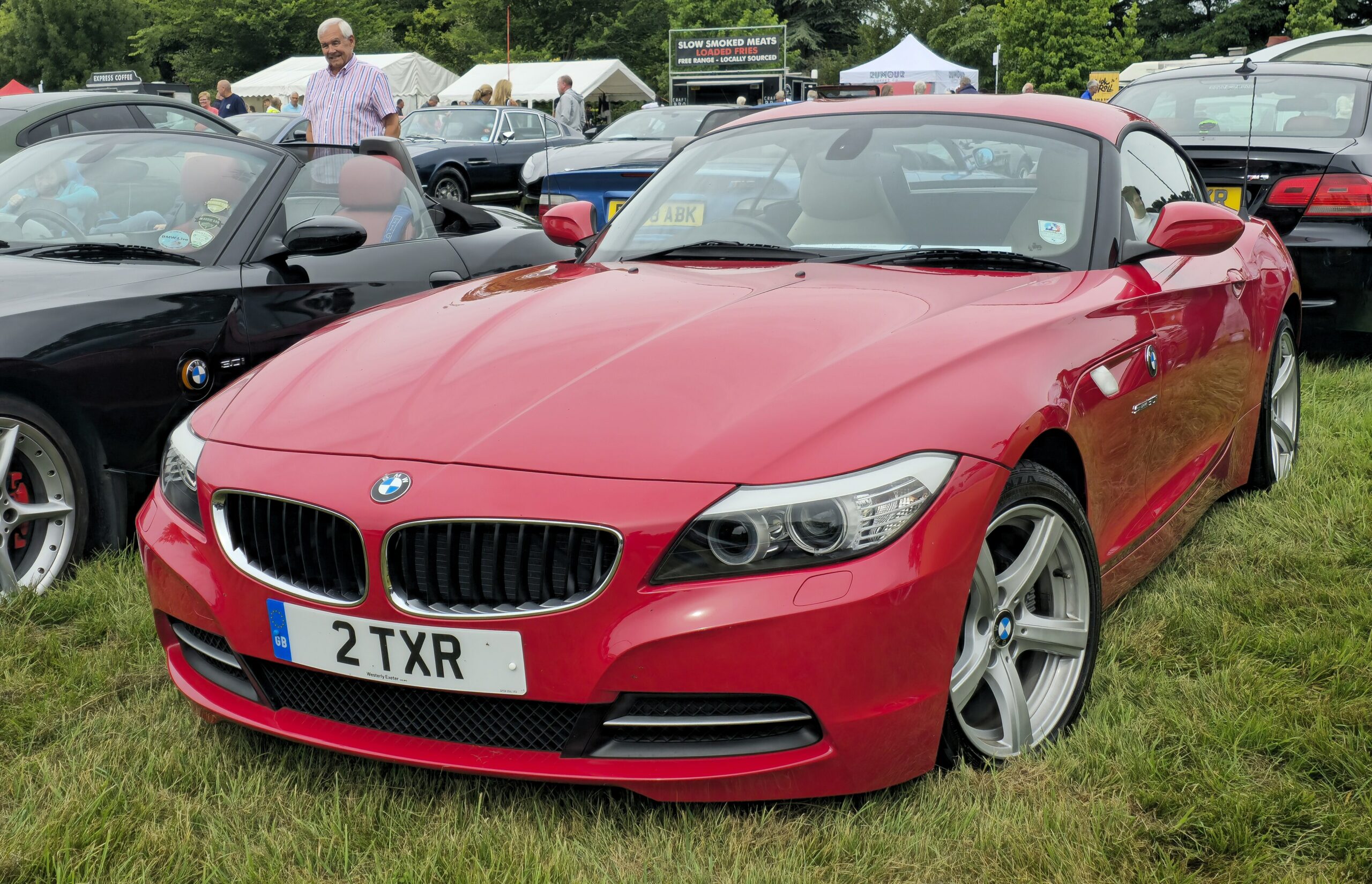 Roter BMW Z4 der Baureihe E89 in Dreiviertelansicht von vorn