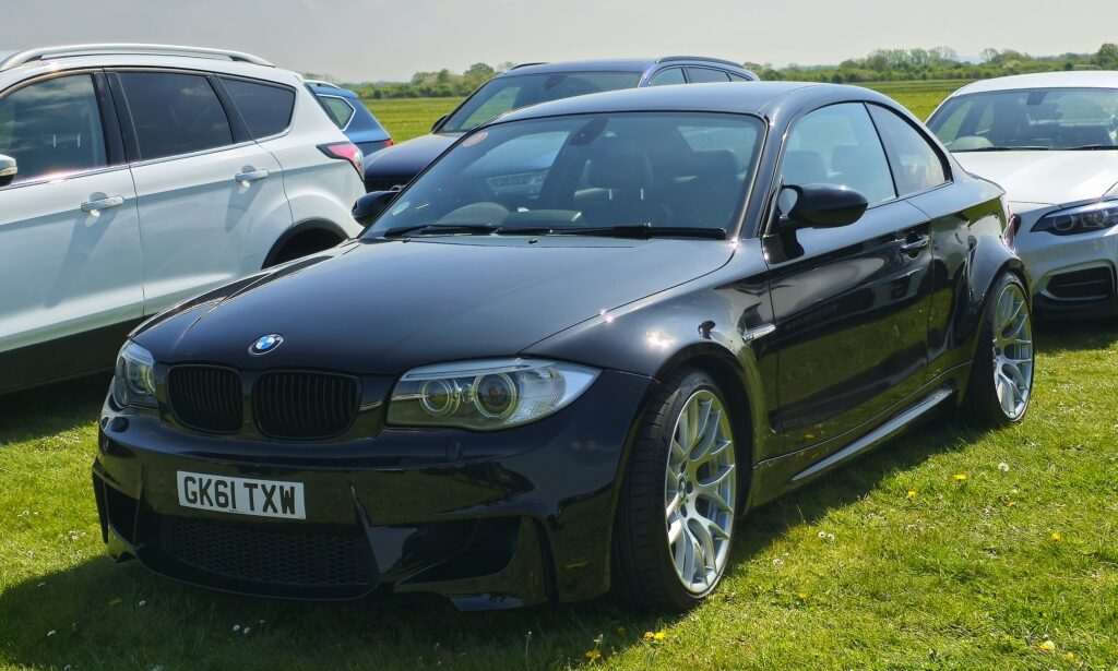 Schwarzes BMW 1er M Coupé von vorn