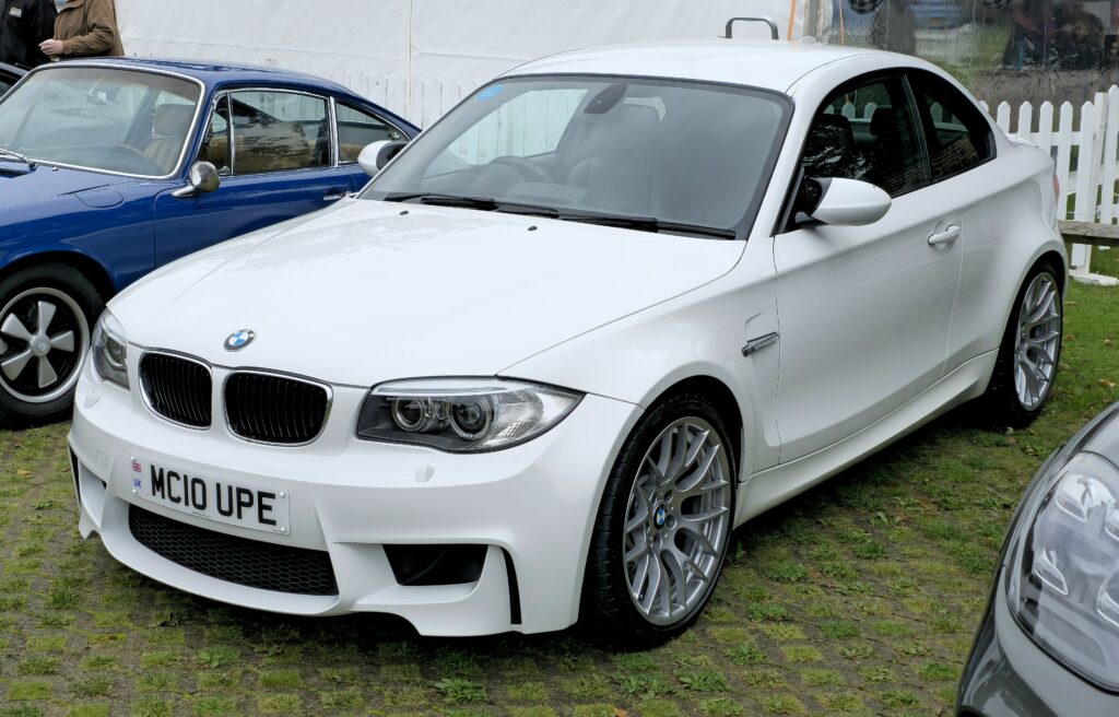Weißes BMW 1er M Coupé in Dreiviertelansicht von vorn