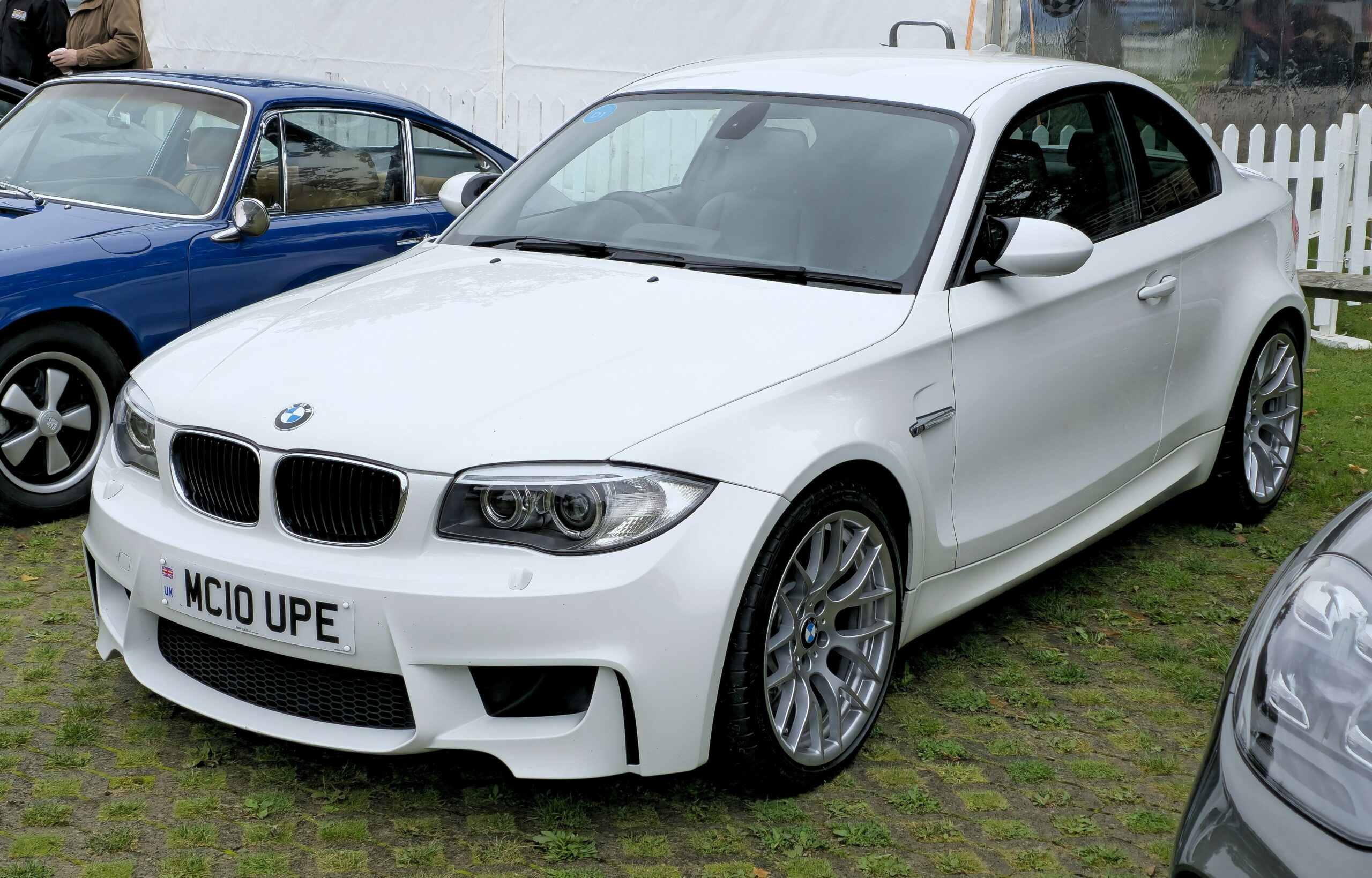 Weißes BMW 1er M Coupé in Dreiviertelansicht von vorn