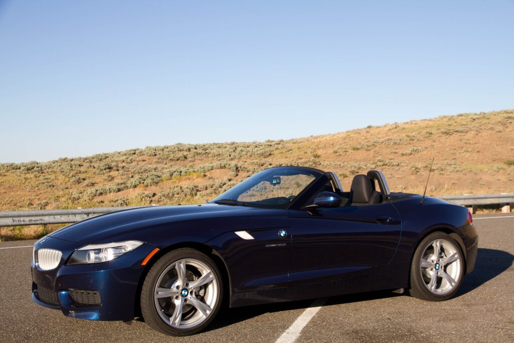 Dunkelblauer BMW Z4 sDrive35i mit offenem Dach von vorn