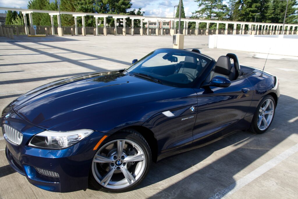 Dunkelblauer BMW Z4 E89 von hinten rechts