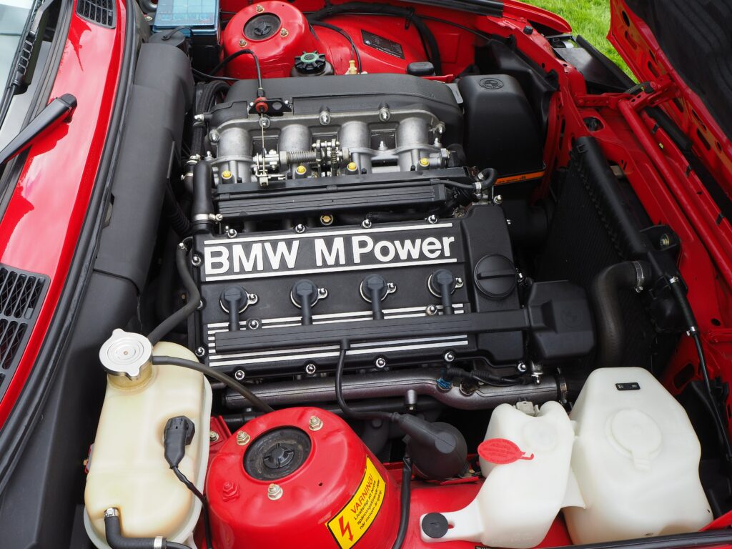 Vierzylindermotor BMW S14 mit M-Power-Ventildeckel im Motorraum