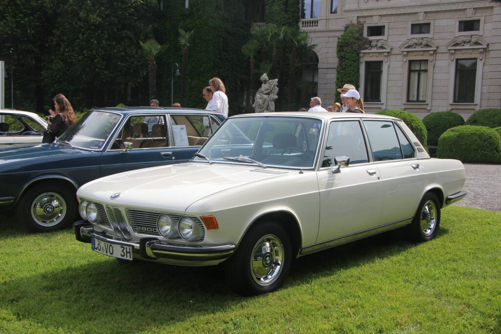 Weißer BMW 2800 von vorn links