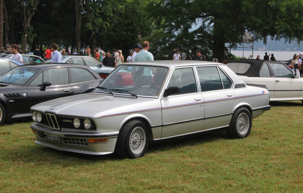 Silberner BMW M535i der Baureihe E12 von schräg vorn