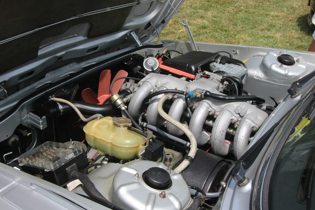 Motorraum eines BMW M535i der Baureihe E12