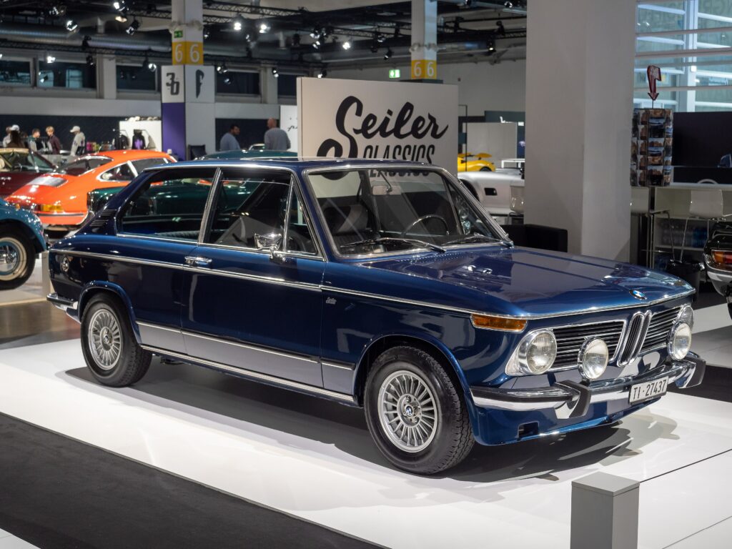 Dunkelblauer BMW touring auf einer Messe