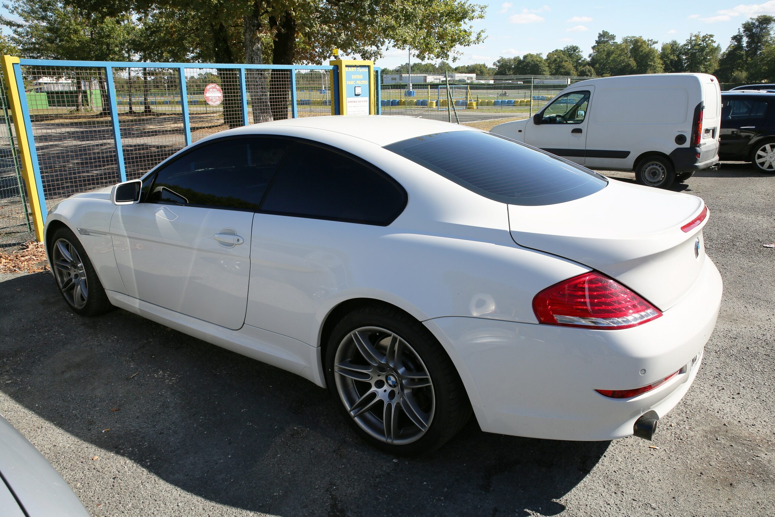 Weißes BMW 6er Coupé E63 in Seitenansicht