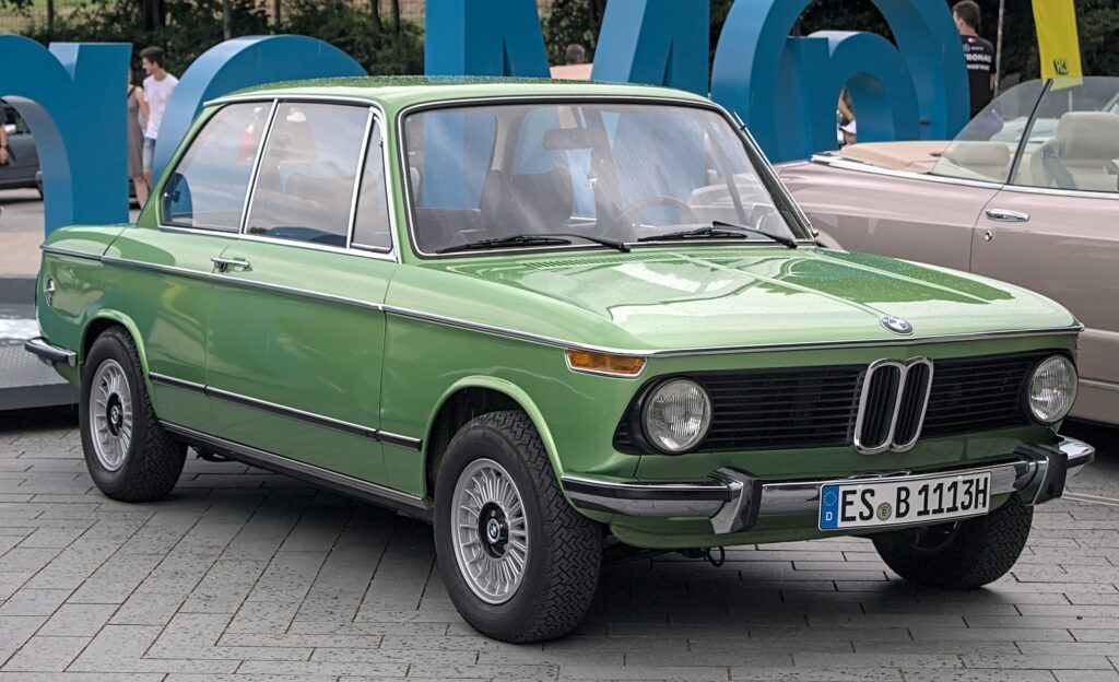 BMW der 02-Reihe in Gruen, Frontansicht schraeg von links