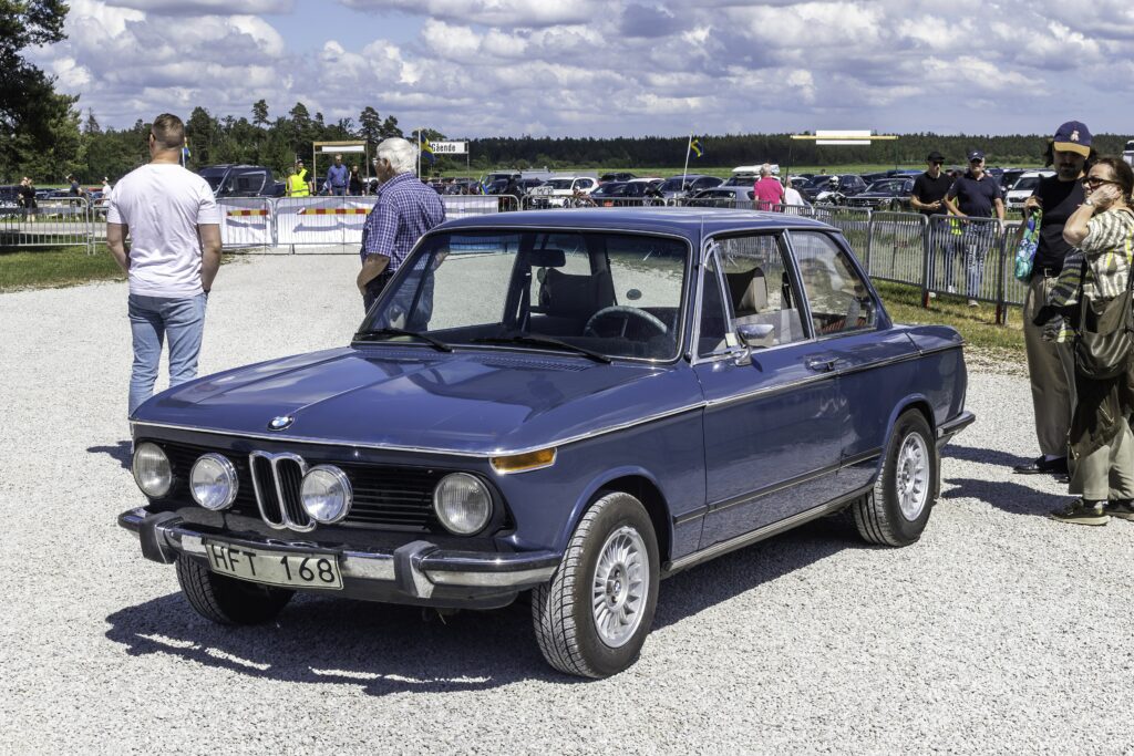 BMW 1802 in Blau, Frontansicht schraeg von links