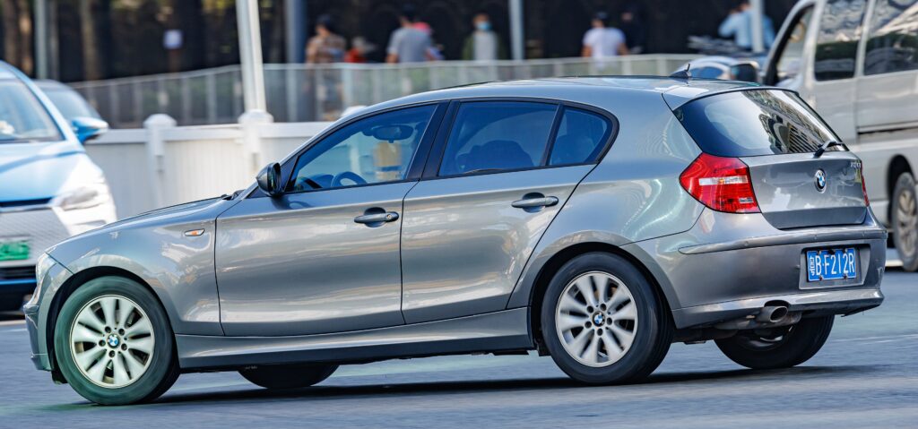 Grauer BMW 1er Dreitürer der Baureihe E81 in Seitenansicht