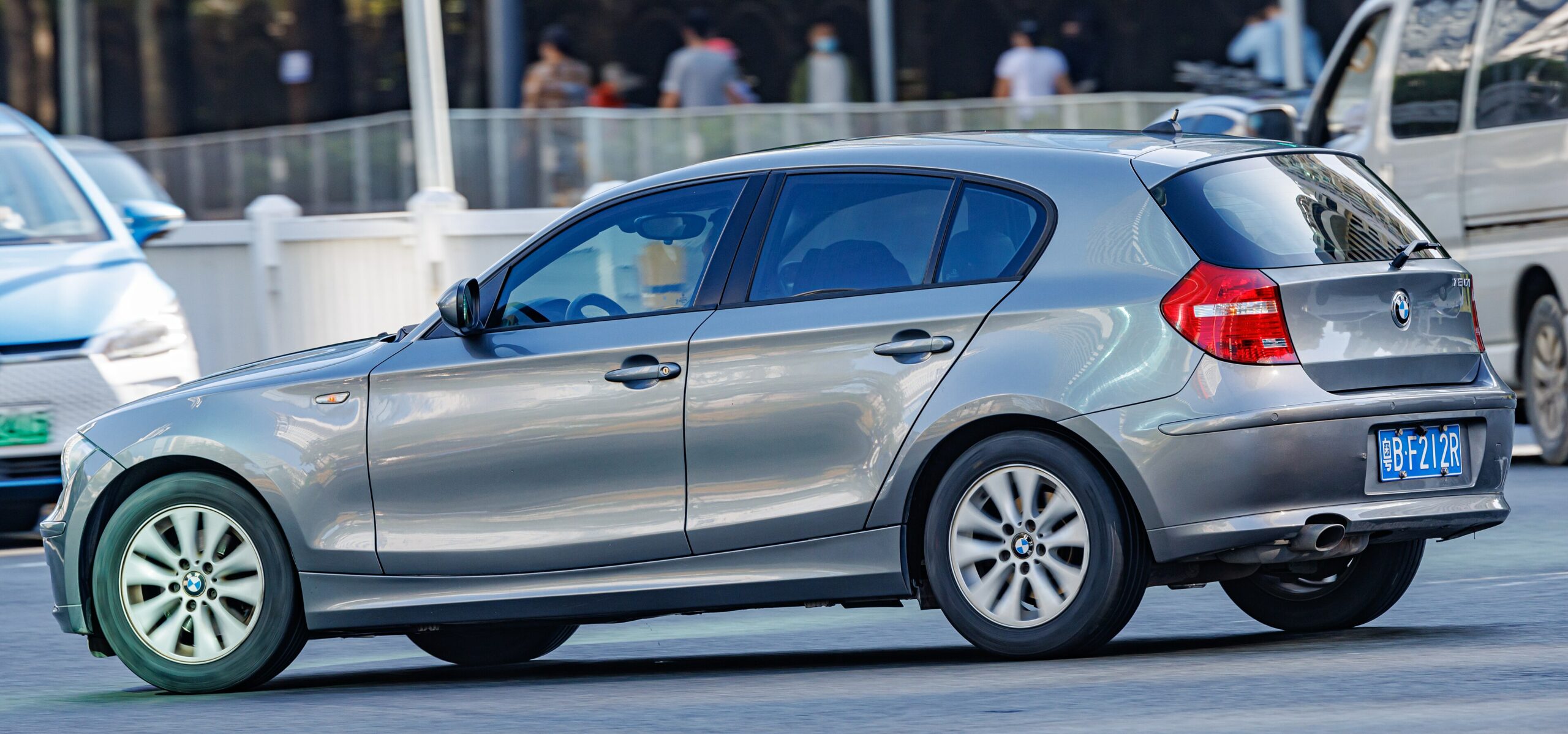 Grauer BMW 1er Dreitürer der Baureihe E81 in Seitenansicht