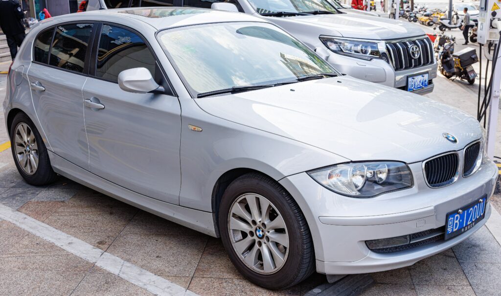 Silberner BMW 1er Fünftürer der Baureihe E87 von vorn