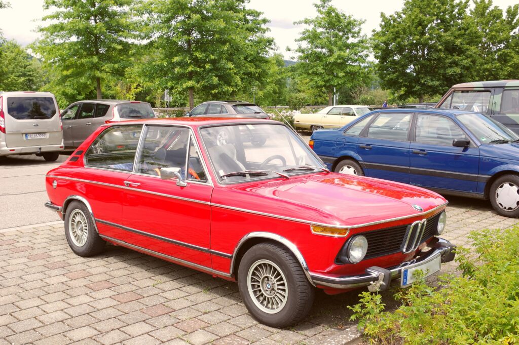 Roter BMW touring in Dreiviertelansicht von vorn rechts