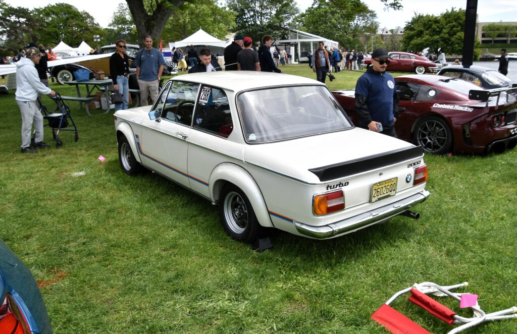 Weißer BMW 2002 turbo in Dreiviertelansicht von vorn rechts