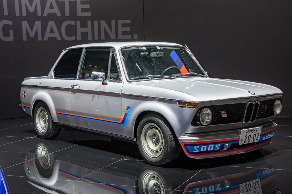 BMW 2002 turbo in Seitenansicht auf einer Messe