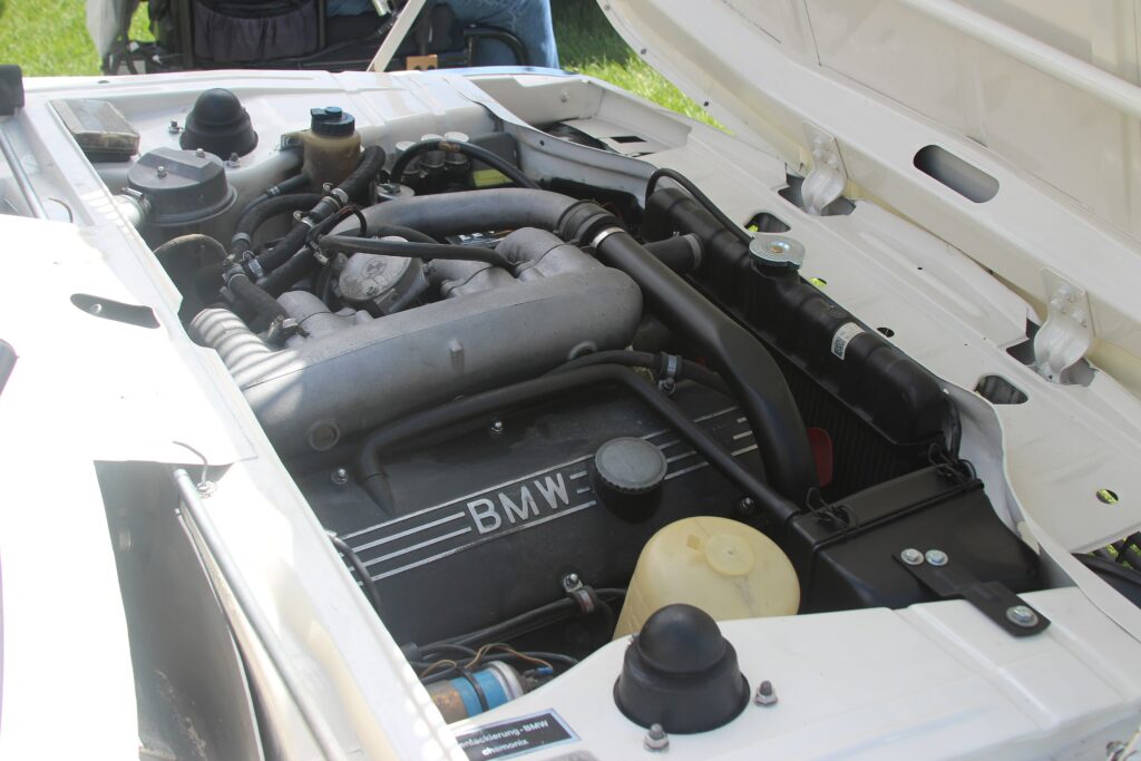 Motorraum eines BMW 2002 turbo mit Turbolader
