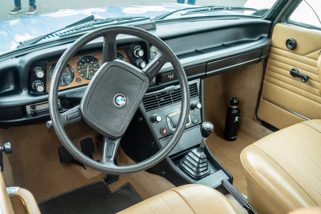 Armaturenbrett und Lenkrad eines BMW 2002 tii