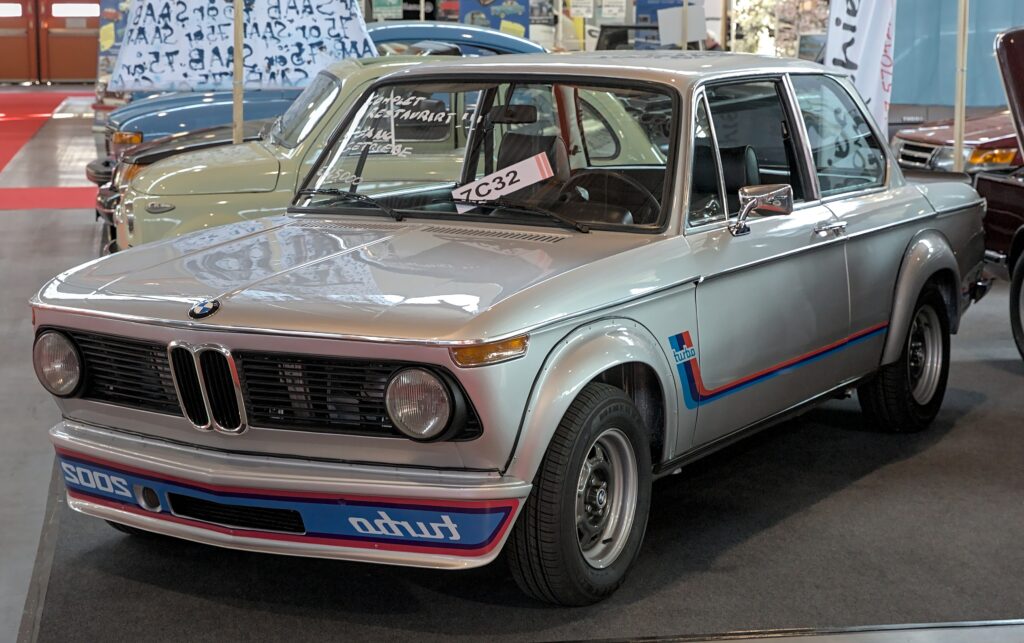 Silberner BMW 2002 turbo mit spiegelverkehrtem Schriftzug auf dem Frontspoiler