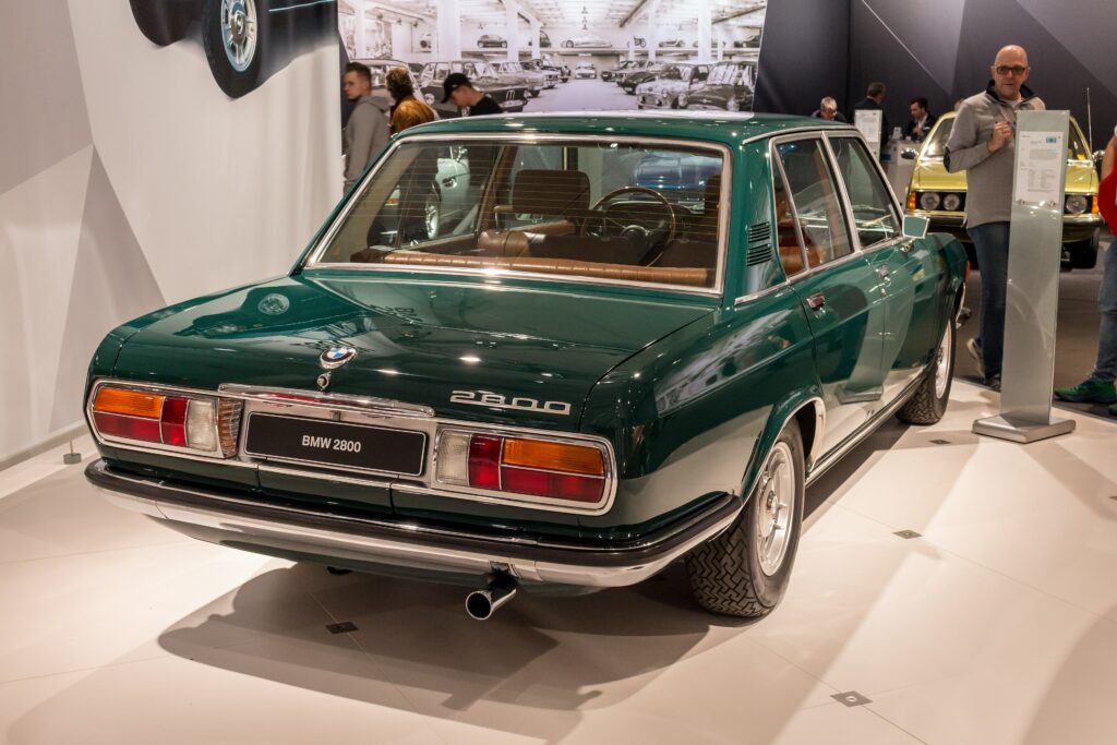 Heck eines dunkelgrünen BMW 2800 E3