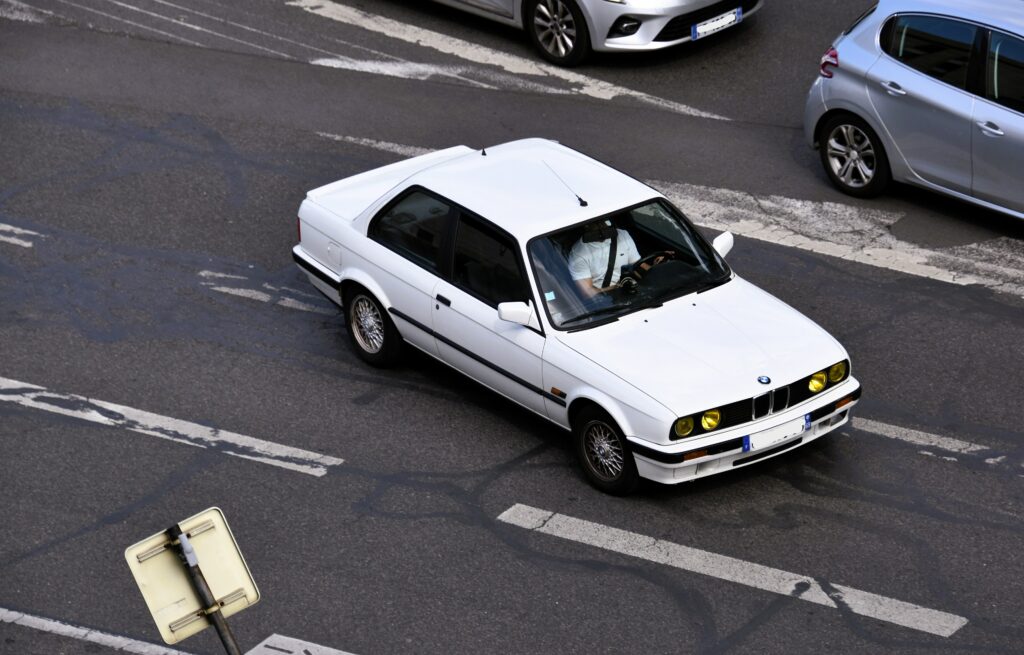 BMW 318is E30 in Weiß, Frontansicht schräg von links