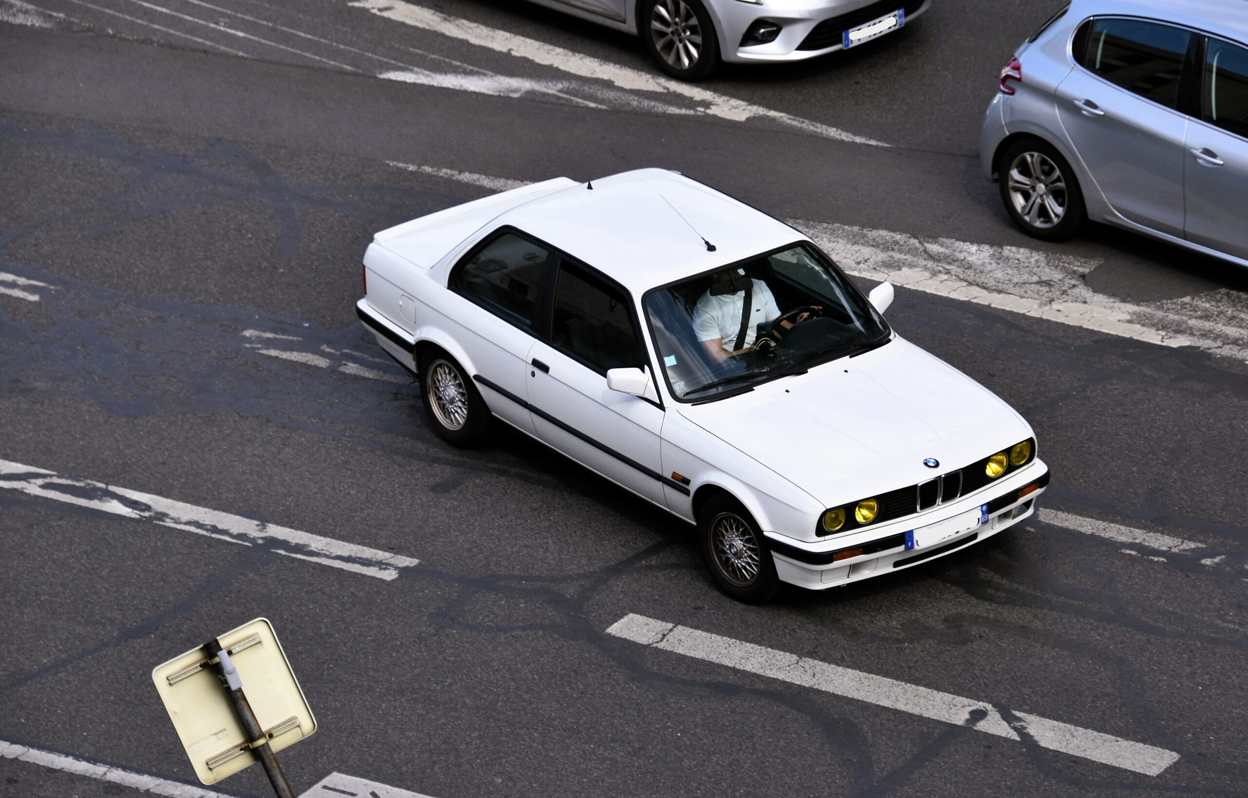 BMW 318is E30 in Weiß, Frontansicht schräg von links