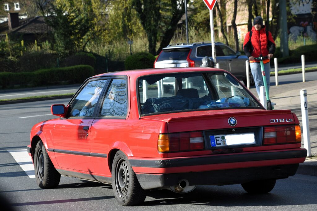 BMW 318is E30 in dunkler Lackierung, Frontansicht schräg von rechts