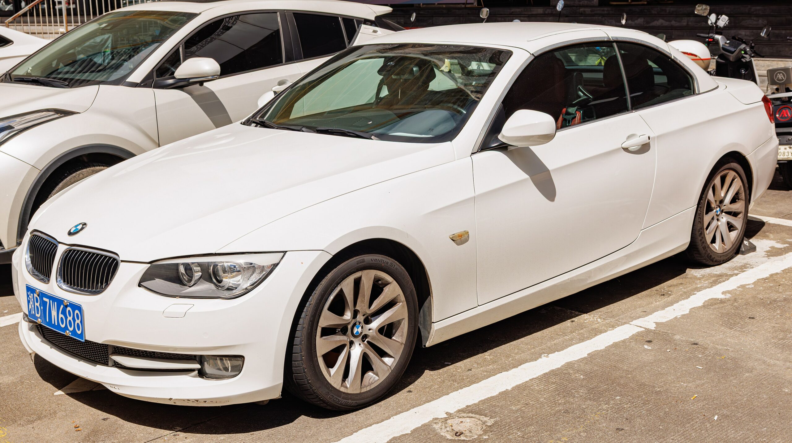 Weißes BMW 3er Coupé der Baureihe E92 von vorn