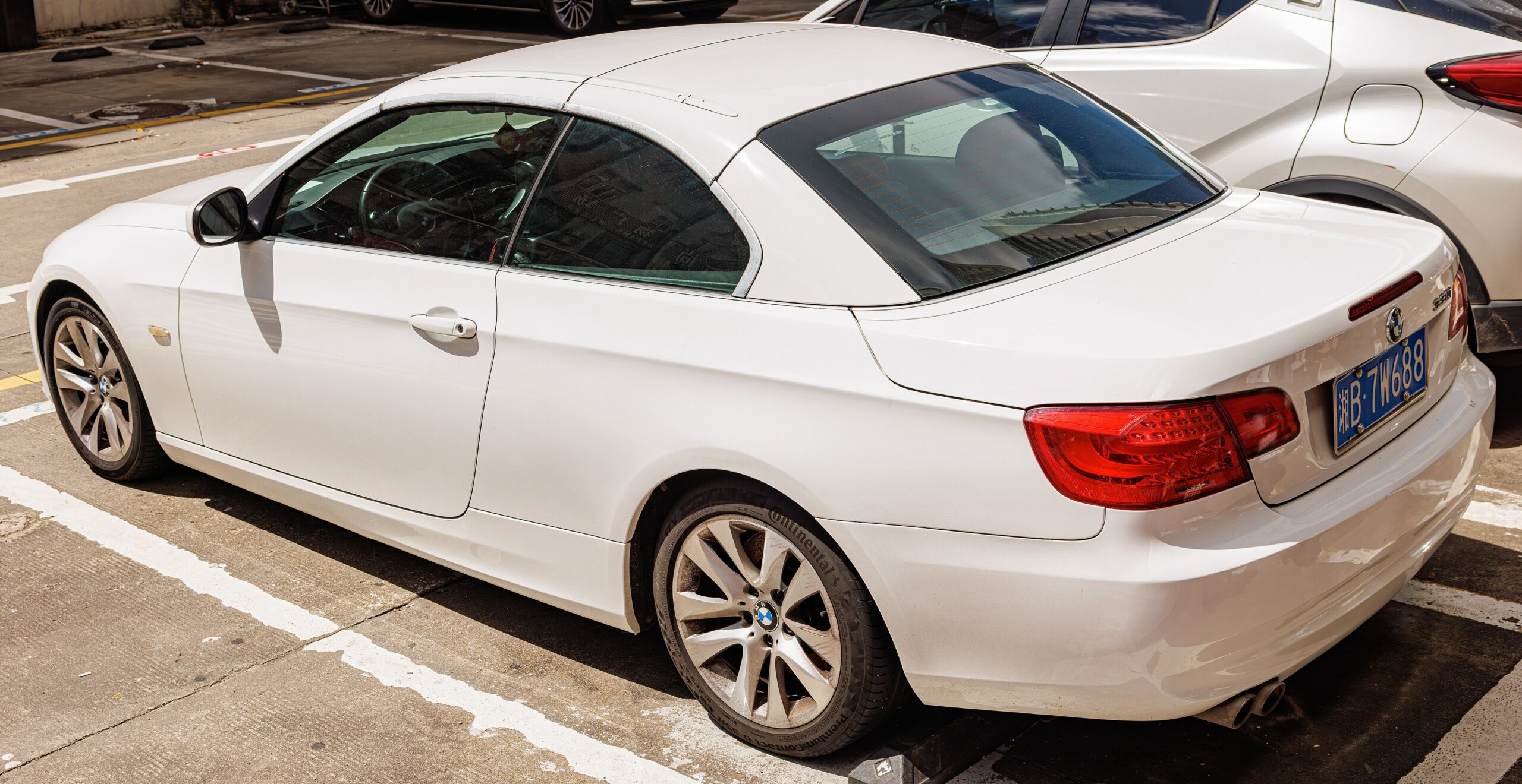 Weißes BMW 3er Cabrio der Baureihe E93 von hinten