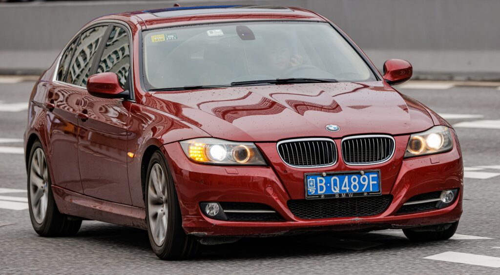 Rote BMW 3er Limousine E90 von vorn