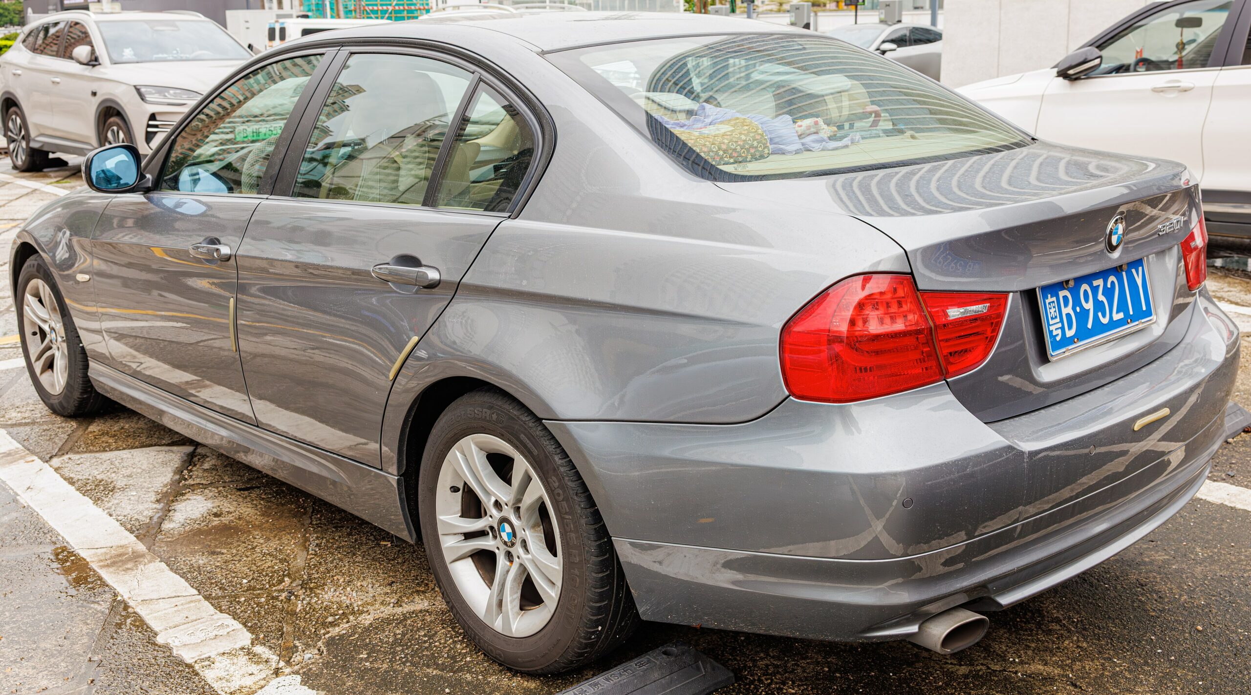 Graue BMW 3er Limousine E90 von hinten links