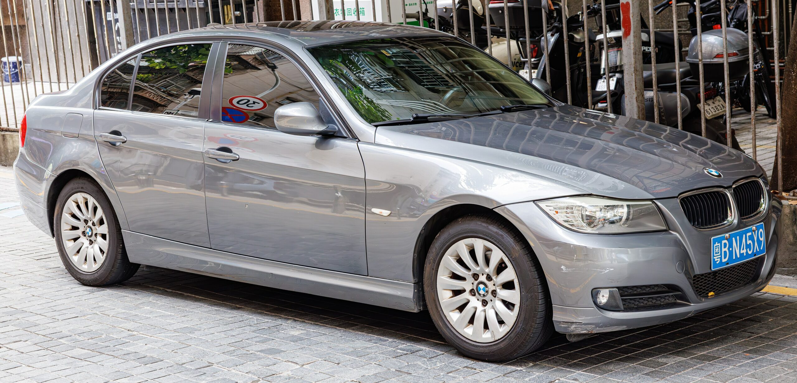 Silberne BMW 3er Limousine der Baureihe E90 von vorn