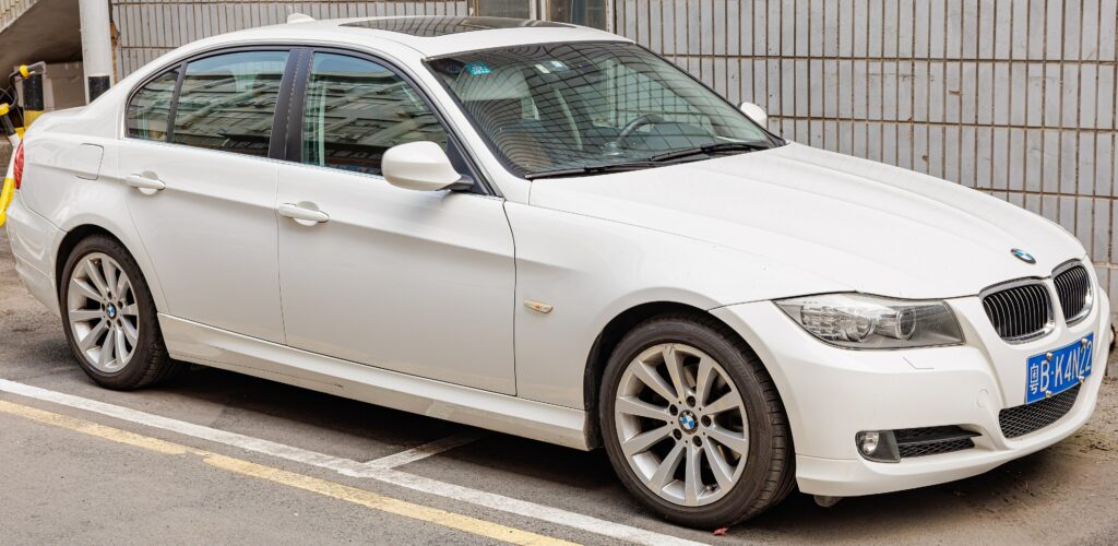 Weiße BMW 3er Limousine E90 von vorn links
