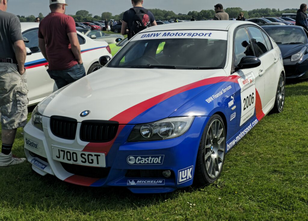 BMW 3er E90 Rennwagen in weiß-blau-roter Lackierung