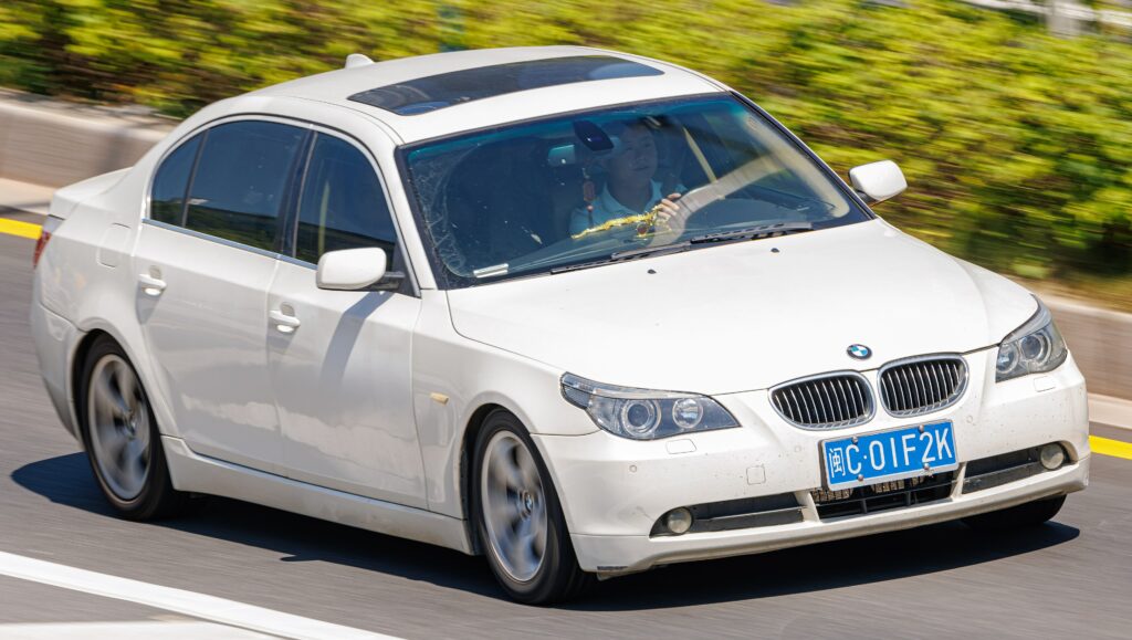 Weißer BMW 5er E60 in Seitenansicht